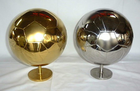 ステンレス製サッカーボール風モニュメント