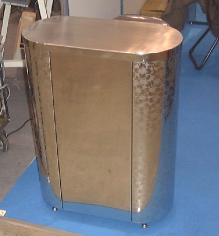 エッチング板を使用した展示会用の台