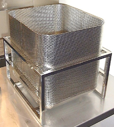 エンボス板を使用したRつきのタンク